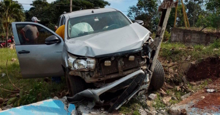 Aparatoso accidente en Moa: Camioneta impacta contra muro de Materias Primas