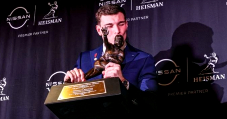 Fernando Mendoza conmueve al dedicar su Trofeo Heisman a sus abuelos cubanos