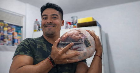 Cubano en Perú celebra con alegría su primer aguinaldo y se vuelve viral con su pavo por Navidad