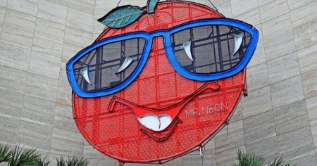 Emblemático reloj Neon Big Orange ya ilumina el centro de Miami rumbo al Año Nuevo