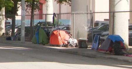 “Dormimos en carros y furgonetas”: ancianos y enfermos pierden sus casas tras desalojo masivo en Miami