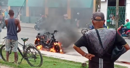 Se incendia moto en plena vía pública en La Habana