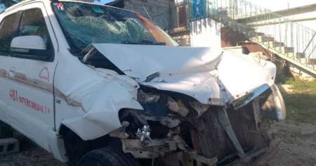 Accidente en Cauto Cristo deja cuatro heridos y daños en un vehículo sanitario 