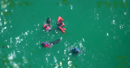 Salvan a cuatro personas tras hundirse su bote cerca de Cayo Hueso