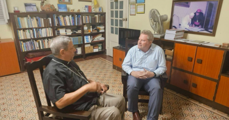 Mike Hammer desafía actos de repudio y se reúne con el obispo de Camagüey 