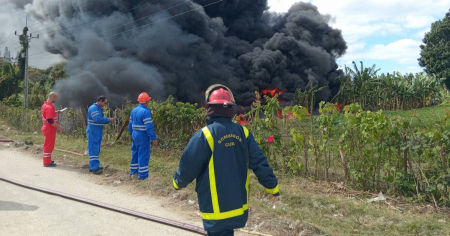 Reportan incendio en cañada aledaña a refinería de Cabaiguán