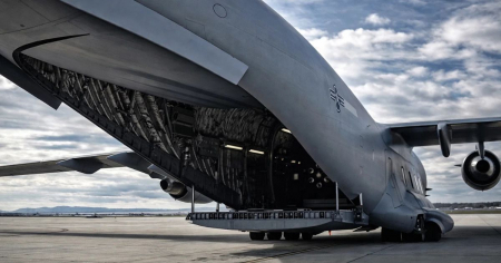 Nuevas imágenes muestran cómo EE. UU. movió por aire su reactor nuclear de próxima generación