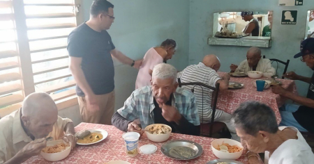 Iglesia Metodista lleva alimentos a hogar de ancianos en Holguín ante agravamiento de la crisis