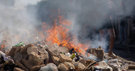 “Ahogaos los unos a los otros”: Incendios de basura agravan la crisis sanitaria en Cuba