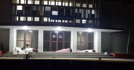 “Así está Cuba”: Personas duermen en el piso de un hospital habanero por falta de recursos