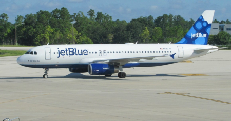Evacúan avión de JetBLue en el sur de Florida tras amenaza de bomba 