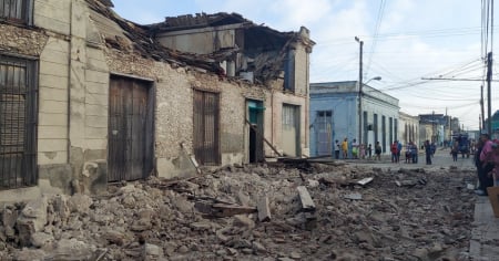 Derrumbe en Manzanillo deja dos viviendas destruidas 