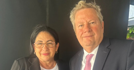 Mike Hammer se reúne con Dama de Blanco a la que el régimen impide regresar a Cuba