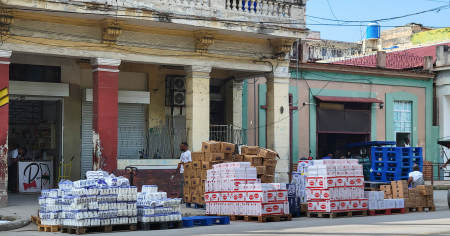 Cuba regula por primera vez las alianzas entre empresas estatales y privadas, pero mantiene el control del Estado