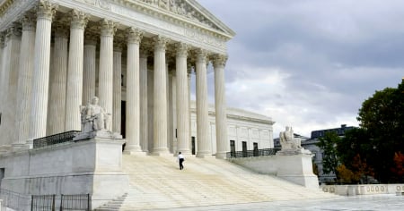 Fallo de la Corte Suprema complica apelaciones de asilo y podría afectar a cubanos con casos migratorios abiertos