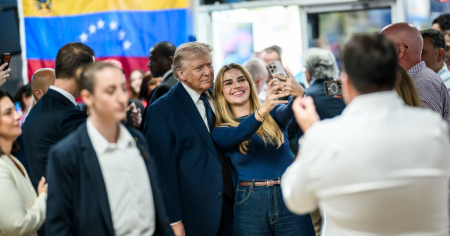 Ovaciones para Trump durante visita a restaurante venezolano en Miami