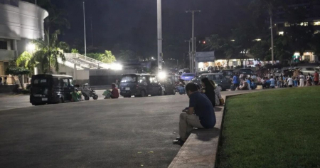 Militares y civiles rodean sede del PCC en Sancti Spíritus ante temor a protestas
