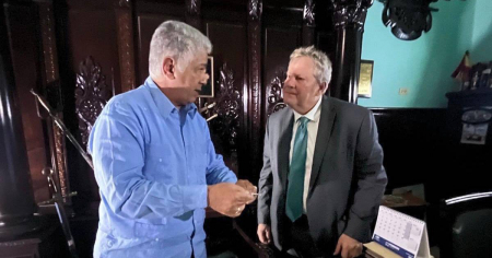 Mike Hammer visita sede de masones en La Habana