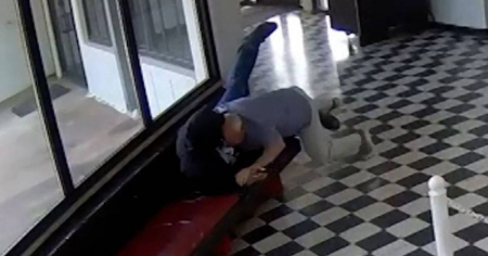 "Héroe": director de una escuela en EE.UU. se enfrenta a un hombre armado