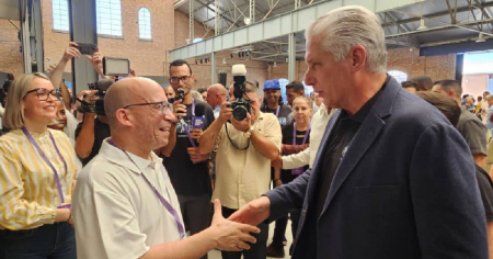 Díaz-Canel visita stand de Cubadebate: Lo que hacen es "manipular" y "desinformar"