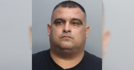 Empleado cubano de hospital en Hialeah acusado de usar tarjeta de crédito corporativa para compras personales por $24,000