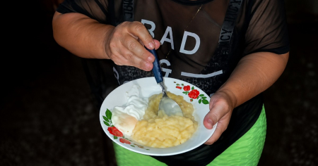 "Se acabó el arroz": cubana prepara fruta del pan con huevo frito y su video se vuelve viral