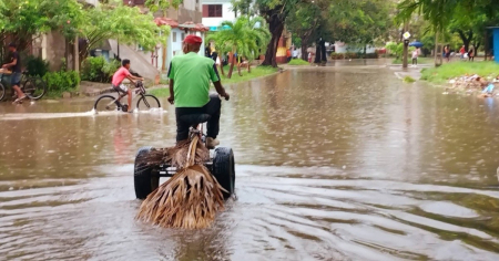 Tormenta local severa deja inundaciones en Bayamo