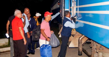 Pasajeros pasan más de un día en el tren tras caída de un poste en Granma