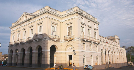 Denuncian salideros en el Teatro Sauto: «¿Esto no lo restauraron?»