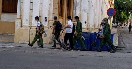Jóvenes en el Servicio Militar recogen basura en La Habana