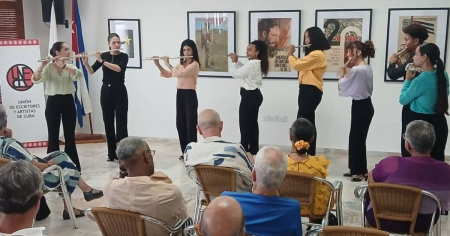 La UNEAC sigue exaltando a Fidel Castro: inauguran muestra de carteles «Soldado de las ideas»