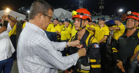 Venezuela condecora a rescatistas cubanos mientras decenas de compatriotas siguen desaparecidos tras terremotos