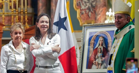 María Corina Machado asiste a una misa en Panamá por las víctimas del terremoto venezolano