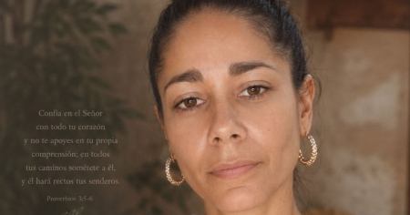 "Se te parte el alma": Madre cubana solo puede dar de comer arroz y frijoles a su hija
