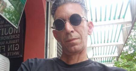 Poeta cubano: «Fui un pionero ejemplar y me volvieron la herida sin país... lejano... loco»