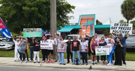 Cubanos en Miami protestan frente a agencia de envíos Cubamax en el quinto aniversario del 11J