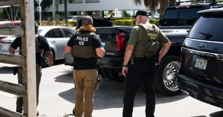 Se encerró con sus empleados, desafió a ICE y terminó esposado frente a toda su comunidad en Florida 