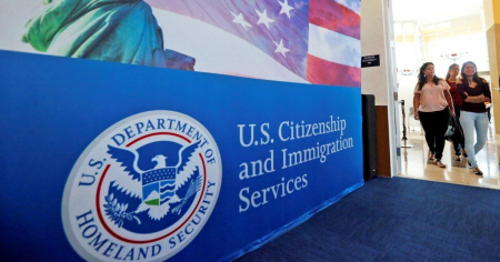 Entró en vigor norma de USCIS sobre firmas en documentos: ¿Qué errores pueden costarte tu trámite migratorio?