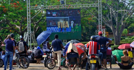 Sin electricidad en sus casas, el gobierno lleva a los guantanameros a ver televisión en plazas públicas