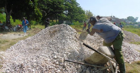 Casas de adobe para una Cuba sin cemento ni cabillas: la nueva apuesta del gobierno en Guantánamo