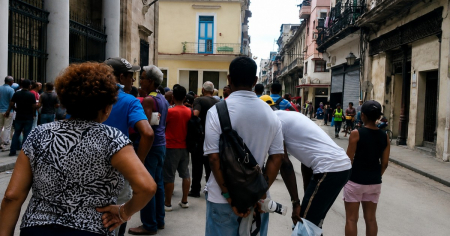 Caos en cola de banco de La Habana para sacar dinero: «No podemos usar el salario»