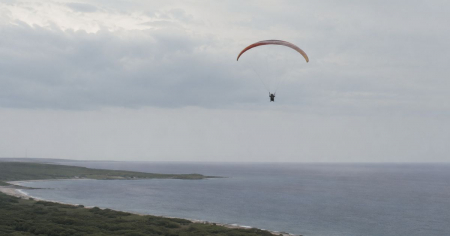 Suspenden temporalmente los vuelos en parapente tándem en Cuba tras accidente mortal en Isla de la Juventud