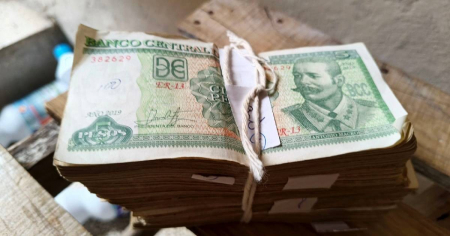 Cubano denuncia que le pagaron el salario con billetes de 5 pesos