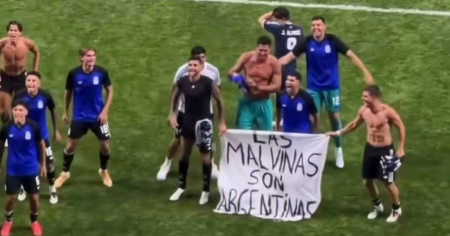 ¿La FIFA podría sancionar a Argentina por exhibir una pancarta sobre las Malvinas tras eliminar a Inglaterra?