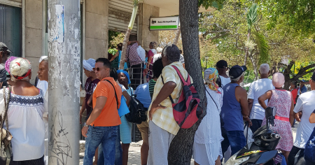 Cubanos reaccionan a la eliminación del límite para pagos y cobros en efectivo: «Los bancos no tienen dinero»