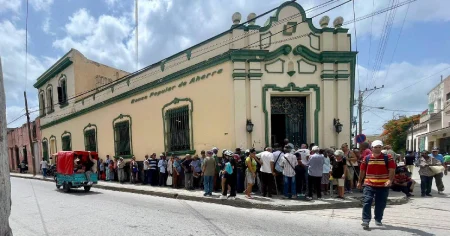 Asientos vacíos dentro, ancianos bajo el sol afuera: denuncian humillante jornada de cobro de jubilaciones en banco de Holguín