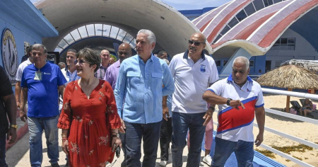 Díaz-Canel y Lis Cuesta van de paseo a El Náutico