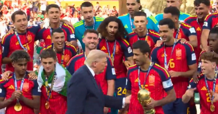 Presidente Donald Trump entrega la Copa del Mundo al equipo español