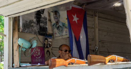 Cómo mueren las democracias: La experiencia cubana como advertencia para América Latina