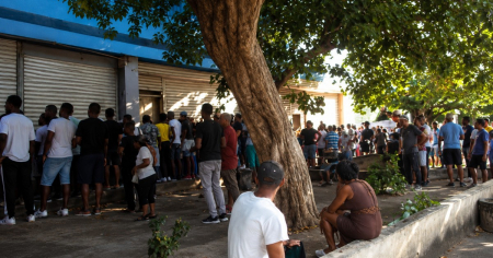 Así es la cola en un banco en El Vedado para sacar dinero